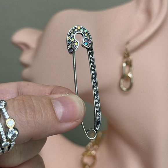 ⚜️💎 Elegant Silver and Multicolor Crystal Brooch 🧷❤️‍🔥 - Picture 3 of 8